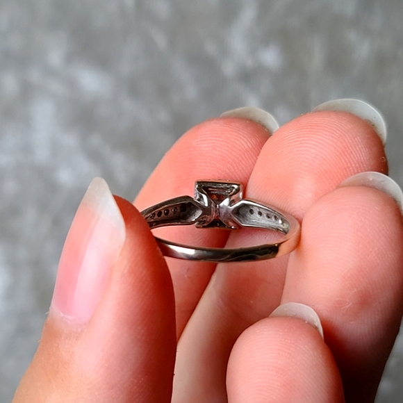 White Gold Diamond Ring - Picture 3 of 10